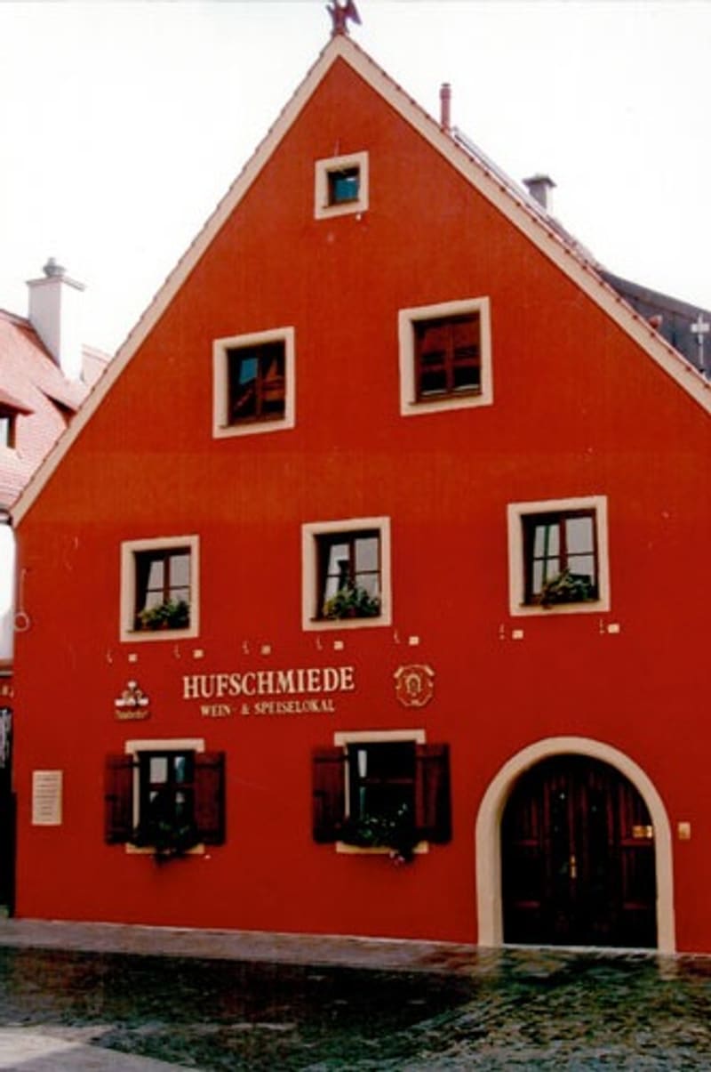 Die rote Giebelfassade der Hufschmiede in der Breiten Straße nach der Restaurierung