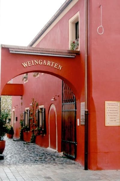 Rotes Torhaus mit der Aufschrift Weingarten