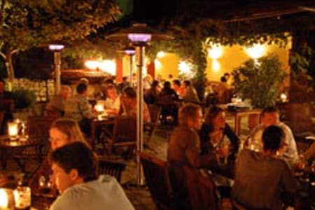 Abendstimmung im Innenhof mit Heizstrahlern und Gästen